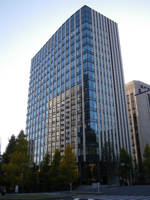 「霞が関東急ビル」2〜4階の3フロアを9坪〜30坪程度の小規模区画を20室に分割したのが、「霞が関ビジネスセンター」です。2010年に堂々竣工、霞が関住所で最先端スペックの賃貸ブースオフィスです。